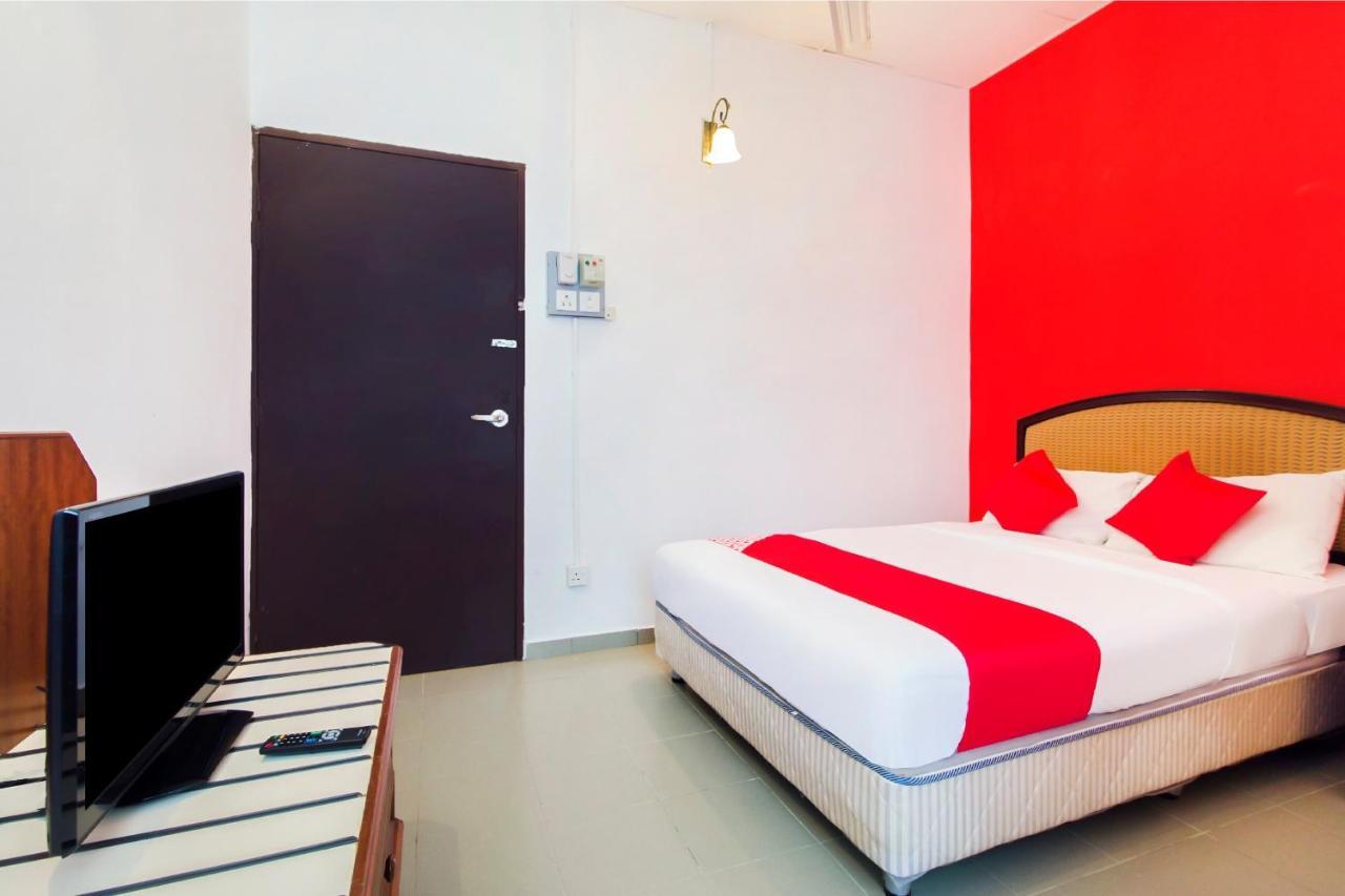 Oyo 1093 Ali'S Motel Телук-Баханг Экстерьер фото