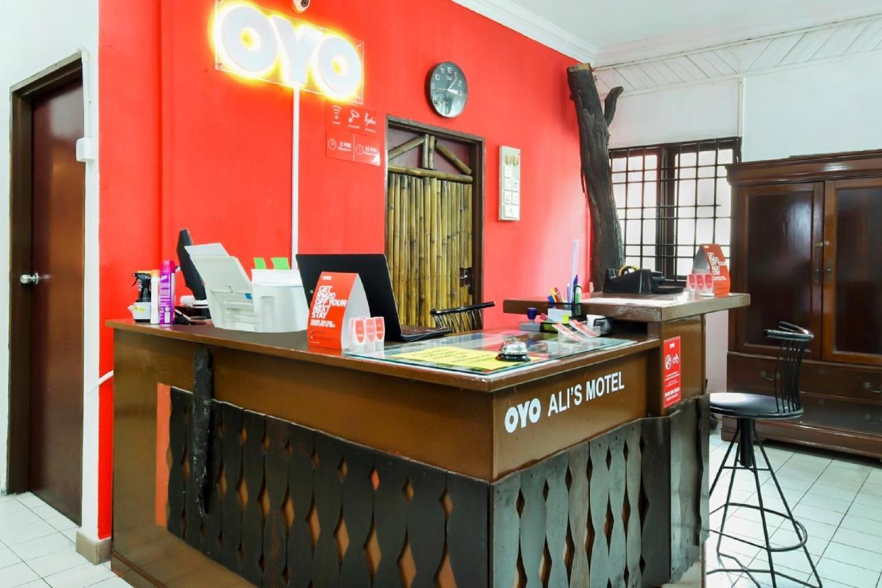 Oyo 1093 Ali'S Motel Телук-Баханг Экстерьер фото