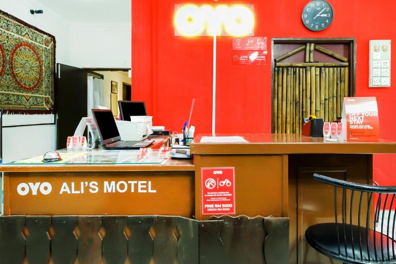 Oyo 1093 Ali'S Motel Телук-Баханг Экстерьер фото
