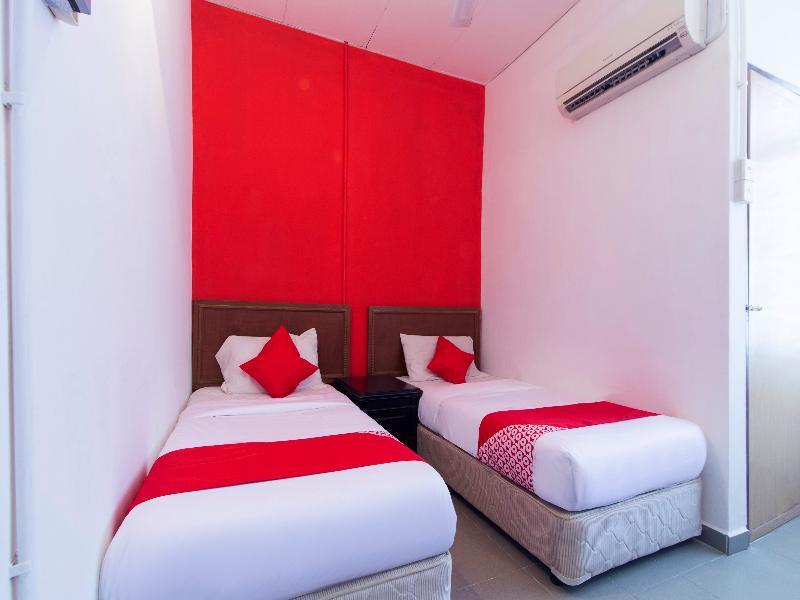 Oyo 1093 Ali'S Motel Телук-Баханг Экстерьер фото